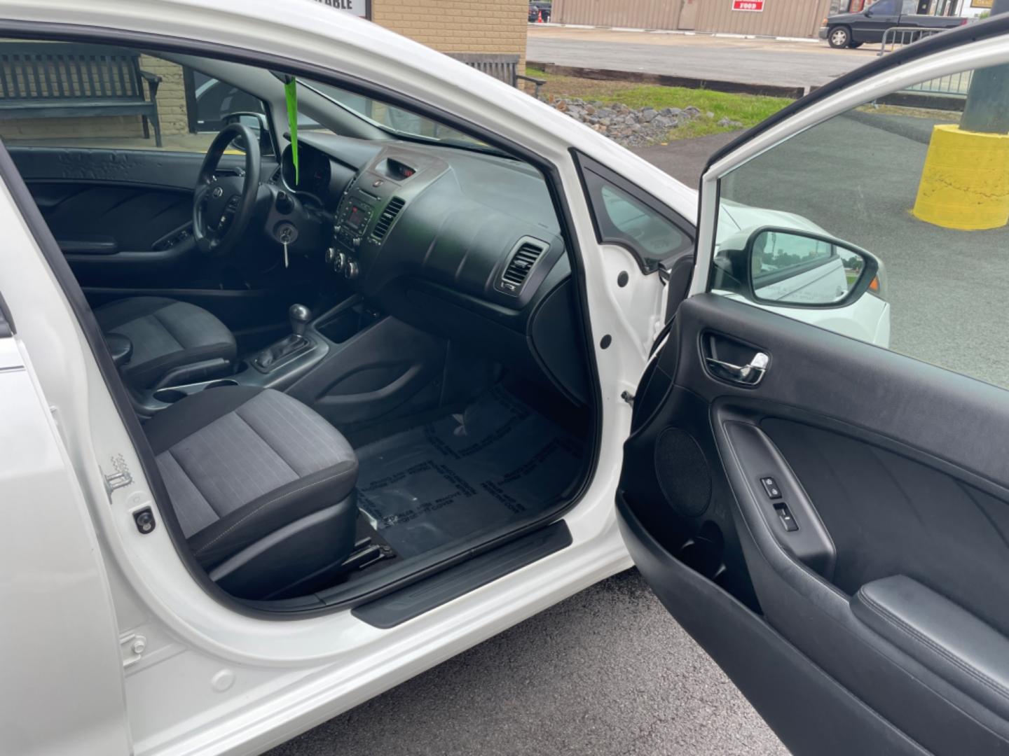 2016 White Kia Forte5 (KNAFK5A86G5) with an 4-Cyl, GDI, 2.0 Liter engine, Auto, 6-Spd w/Sportmatic and Active ECO System transmission, located at 8008 Warden Rd, Sherwood, AR, 72120, (501) 801-6100, 34.830078, -92.186684 - Photo#8